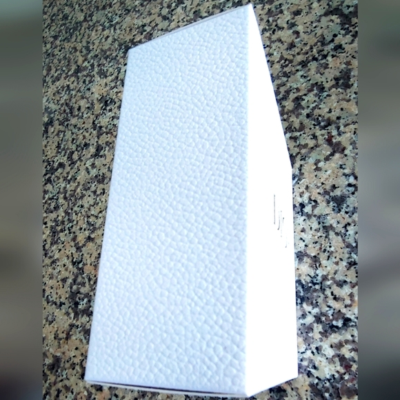 Dior - Textured White Gift Box - Picture 7 of 8